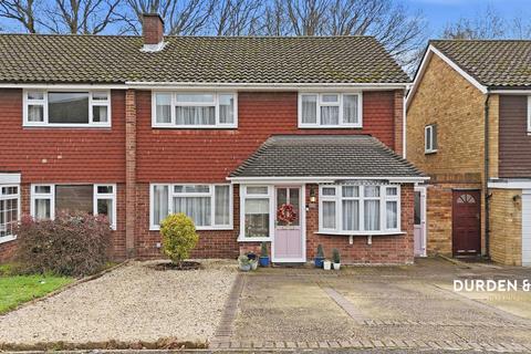 4 bed property, in Woolhampton Way, £675,000