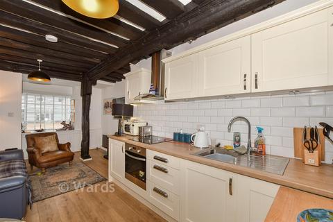 1 bed property, in North Street, £135,000