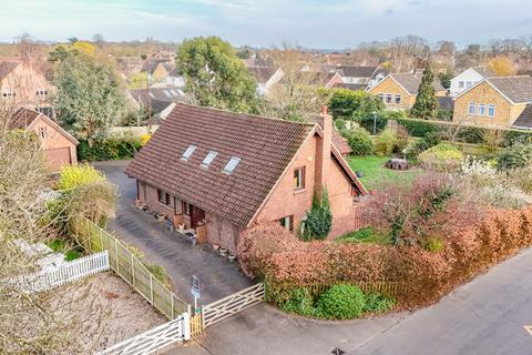 5 bed property, in Hall Lane, £600,000