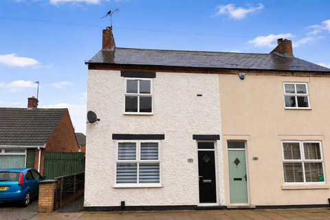 2 bed property, in Crown Street, £160,000