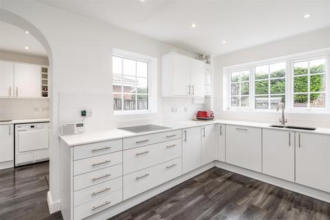 4 bed property, in Stanbrook Road, £500,000