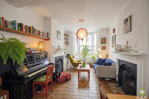 2 bed property, in Tower Hamlets Road, £525,000