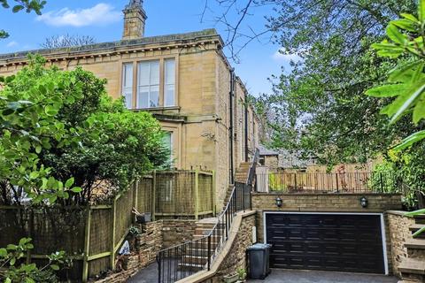 3 bed property, in Halifax Road, £450,000