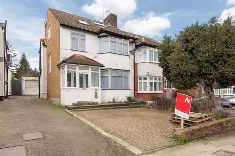 4 bed property, in Park View, £800,000