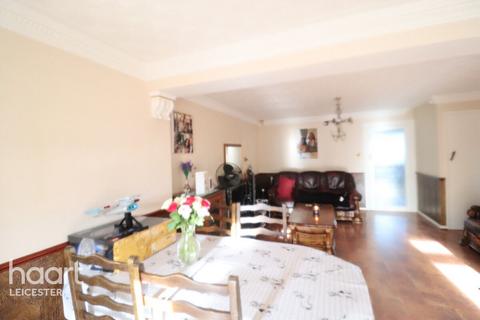 3 bed property, in Rosamund Avenue, £260,000