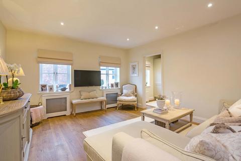 2 bed property, in High Street, £340,000