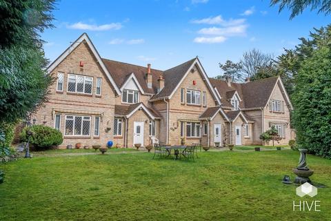 2 bed property, in Manor Road, £450,000
