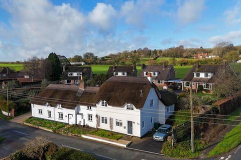 3 bed property, in Valley Road, £415,000
