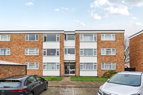 2 bed property, in Tolworth Rise South, £175,000