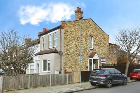 2 bed property, in Pelham Road, £350,000