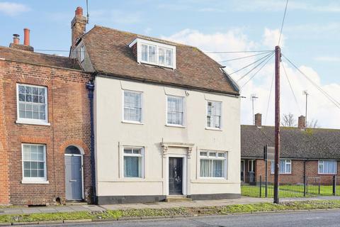 1 bed property, in Broad Street, £100,000