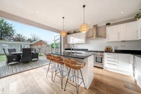 4 bed property, in Buckleigh Avenue, £885,000