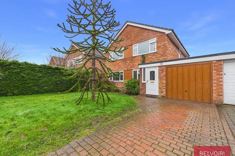 4 bed property, in Wyndham Drive, £350,000