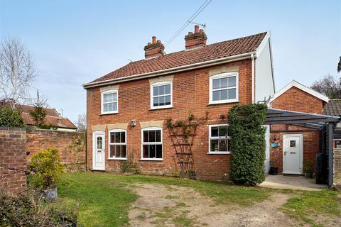 5 bed property, in Mendham Lane, £425,000