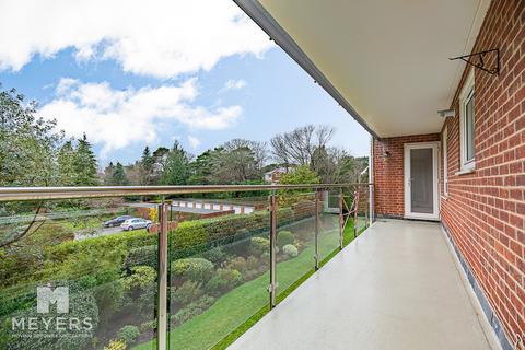 2 bed property, in The Avenue BH13, £350,000