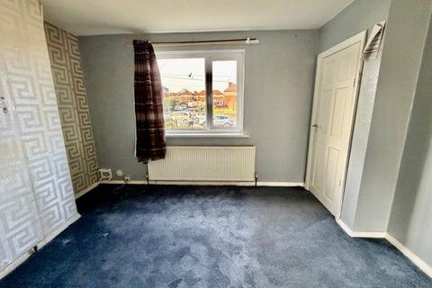 3 bed property, in Canterbury Avenue, £125,000