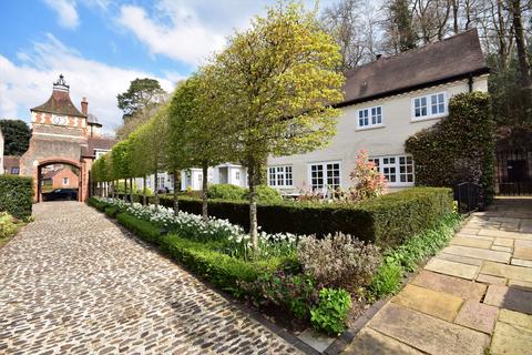 3 bed property, in Moor Park House Way, £500,000