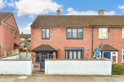 3 bed property, in Hind Close, £475,000