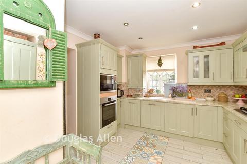 3 bed property, in Hind Close, £475,000