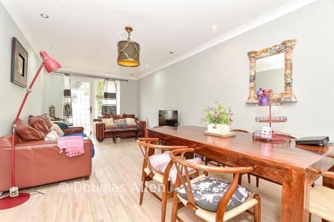 3 bed property, in Hind Close, £475,000