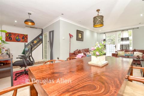 3 bed property, in Hind Close, £475,000