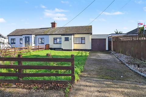 2 bed property, in Hawkesbury Road, £245,000
