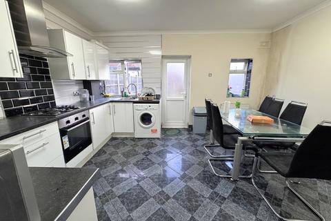 2 bed property, in Oakdale Road, £325,000
