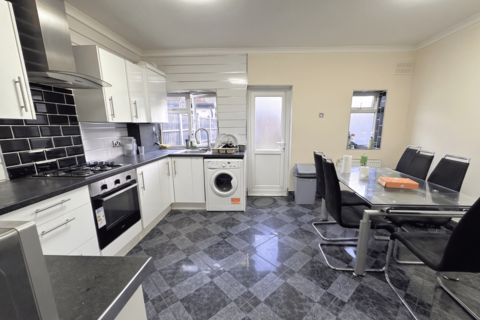 2 bed property, in Oakdale Road, £325,000