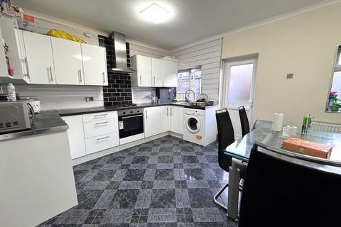 2 bed property, in Oakdale Road, £325,000