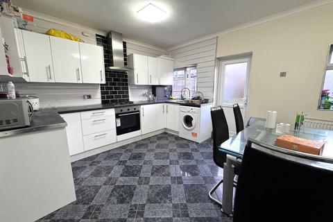 2 bed property, in Oakdale Road, £325,000