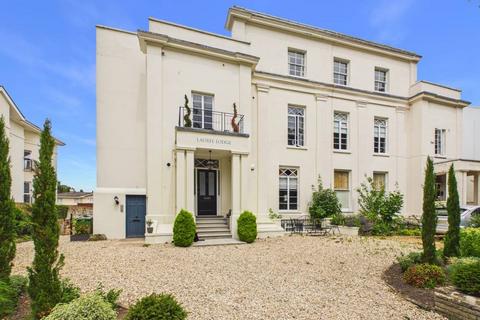 2 bed property, in Wellington Square, £185,000