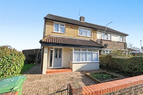 3 bed property, in Burns Close, £425,000