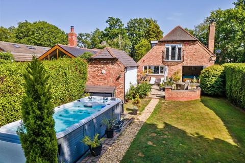 4 bed property, in Fulford Hall Road, £775,000