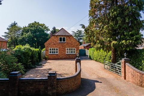 4 bed property, in Fulford Hall Road, £775,000
