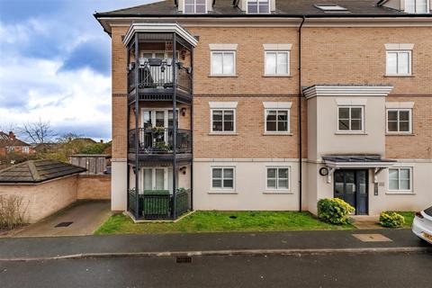2 bed property, in Buckingham Road, £350,000