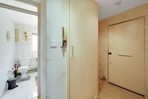 1 bed property, in Sycamore Close, £225,000