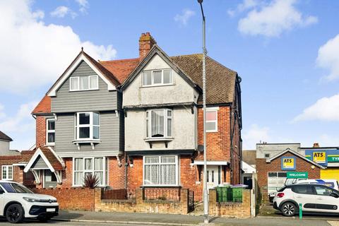 1 bed property, in Cheriton Road, £90,000