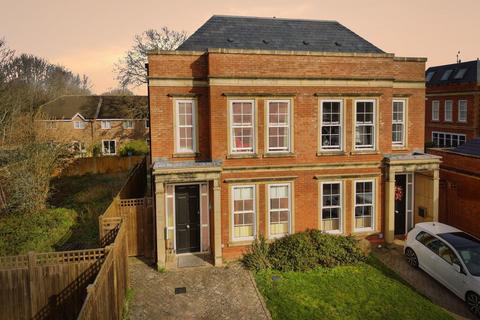 3 bed property, in Pine Lodge Way, £650,000
