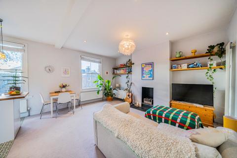 2 bed property, in Elsie Road, £600,000