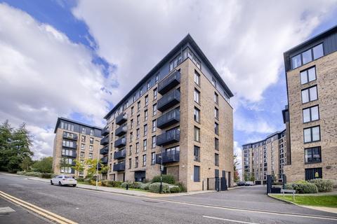 2 bed property, in Hamilton Apartments, £205,000