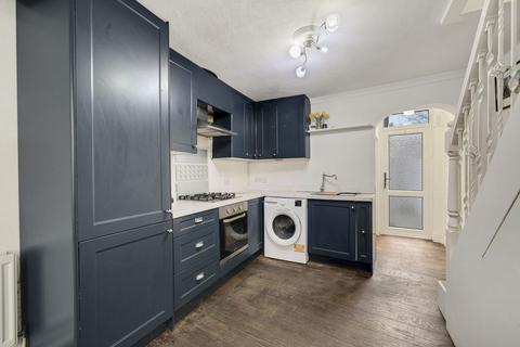 2 bed property, in Stapley Road, £315,000