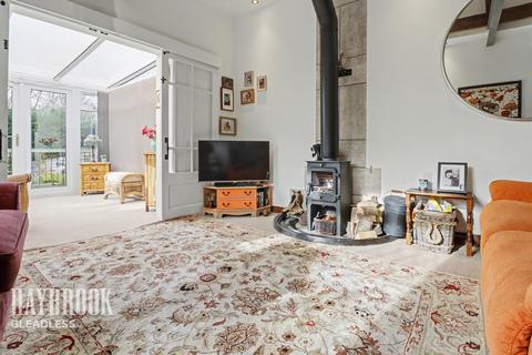 2 bed property, in Olivers Mount, £290,000