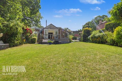 2 bed property, in Olivers Mount, £290,000