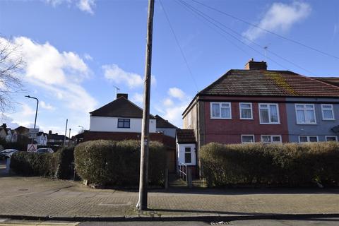 3 bed property, in Monks Park, £525,000