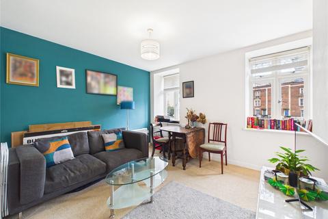 2 bed property, in Champion Court, £240,000