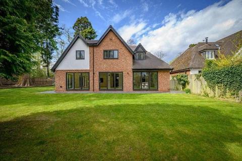 6 bed property, in Avenue Road, £1,300,000
