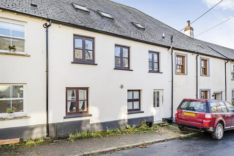 4 bed property, in High Street, £225,000
