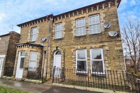 2 bed property, in Wesley Street, £75,000