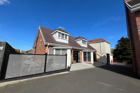 3 bed property, in Monkton Dene View, £349,995