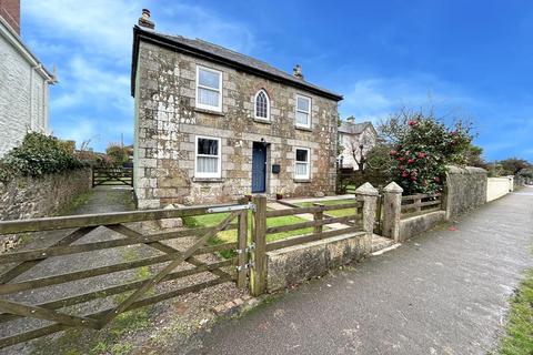 5 bed property, in Meneage Road, £450,000